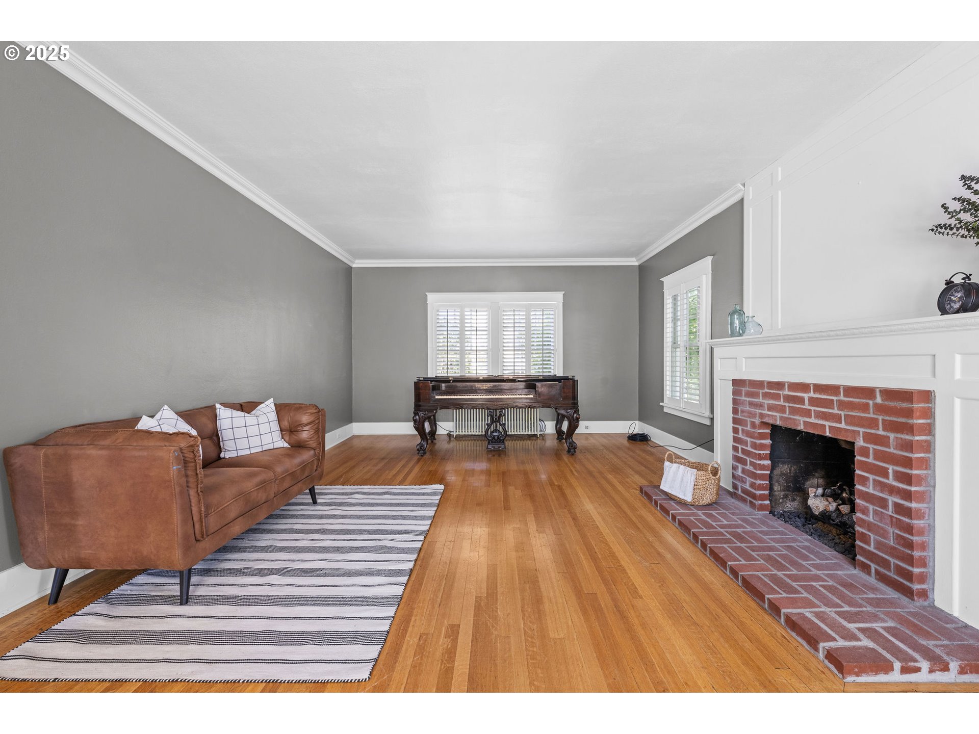 677 17th Street Astoria, OR 97103 - Photo 12 of 35 Living Room