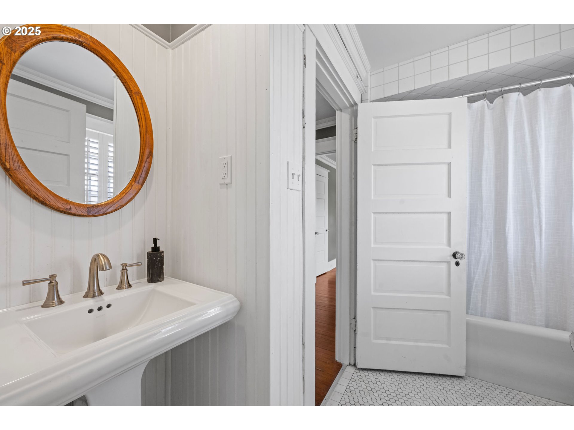 677 17th Street Astoria, OR 97103 - Photo 30 of 35 Bathroom