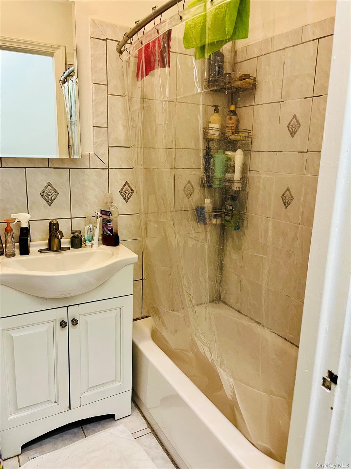 41 Rochelle Terrace Mount Vernon, NY 10550 - Photo 15 of 18 Floor #2 Bathroom