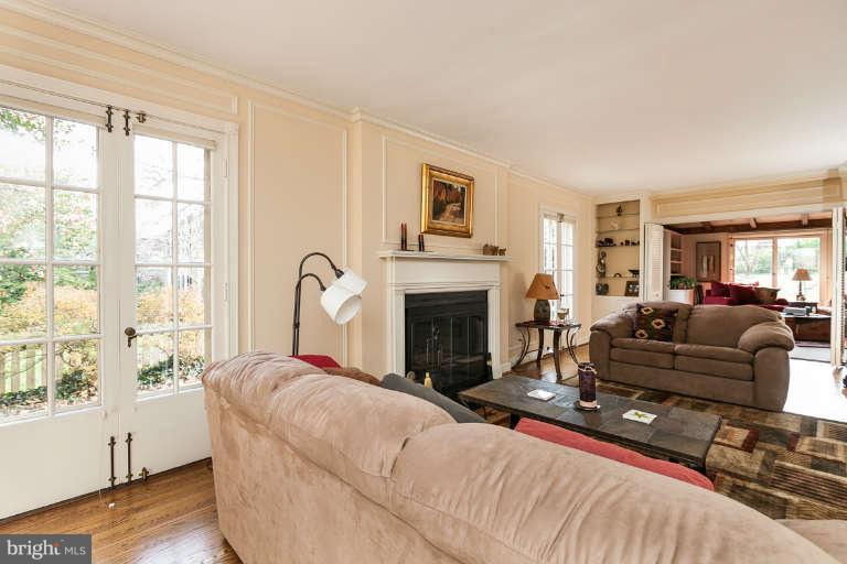 117 St Dunstans Road Baltimore, MD 21212 - Photo 2 of 28 Living Room