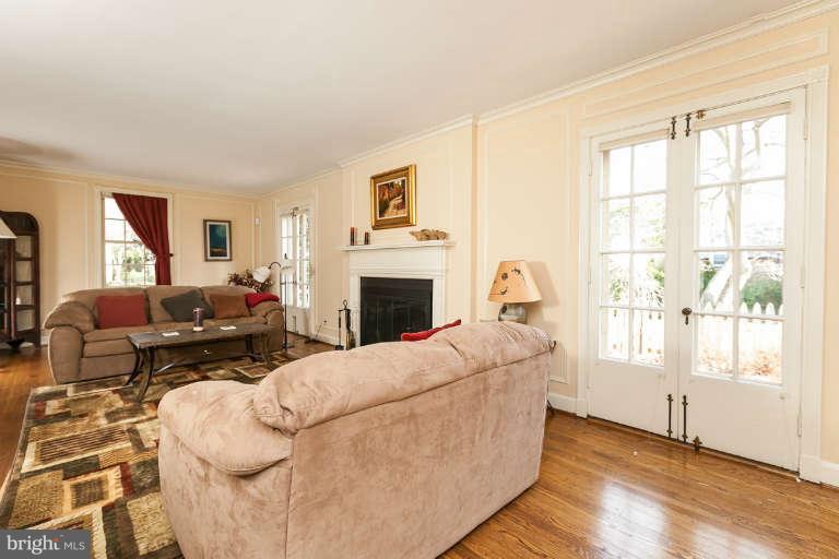 117 St Dunstans Road Baltimore, MD 21212 - Photo 3 of 28 Living Room