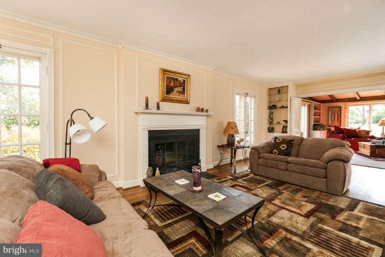 117 St Dunstans Road Baltimore, MD 21212 - Photo 4 of 28 Living Room