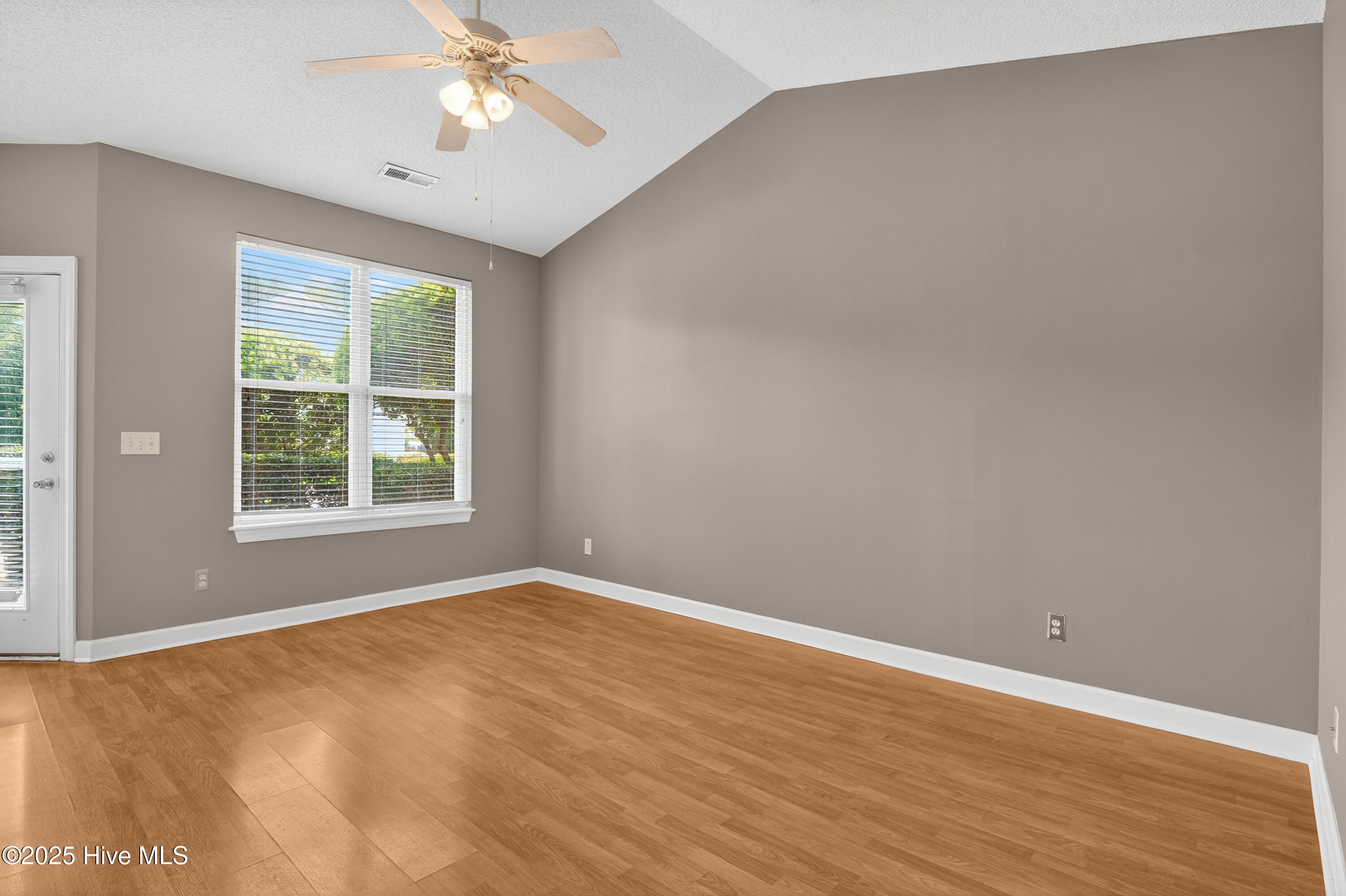 321 South Kerr Avenue, Unit 151 Wilmington, NC 28403 - Photo 5 of 27 005_001_p2244799_377