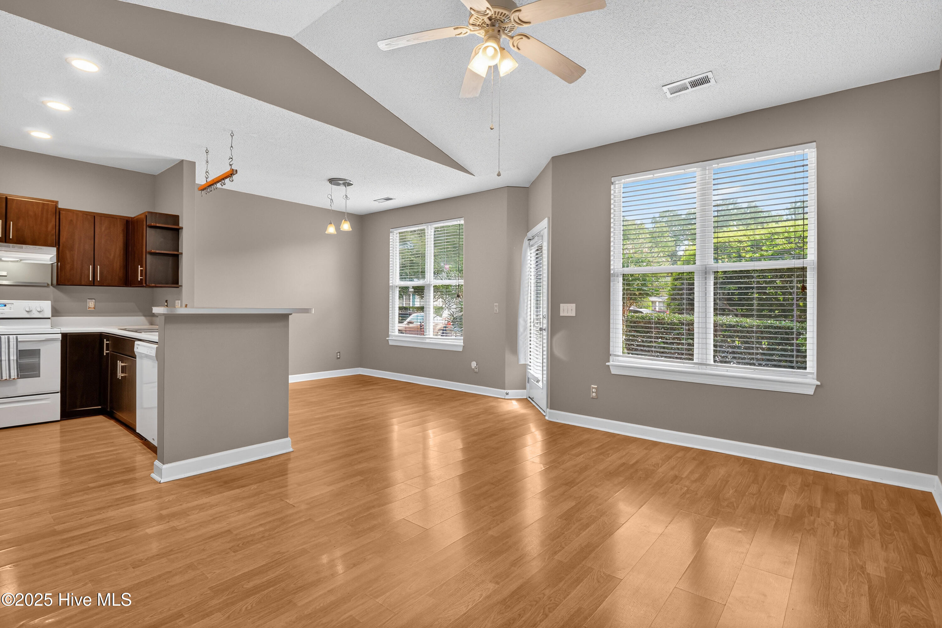 321 South Kerr Avenue, Unit 151 Wilmington, NC 28403 - Photo 6 of 27 006_002_p2244815_590