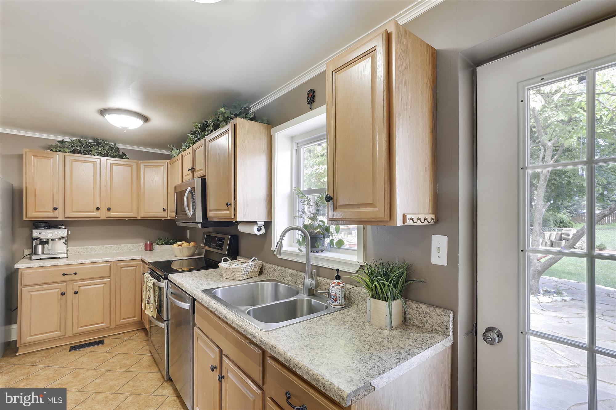 261 Lake Riviera Road Pasadena, MD 21122 - Photo 6 of 30 Kitchen