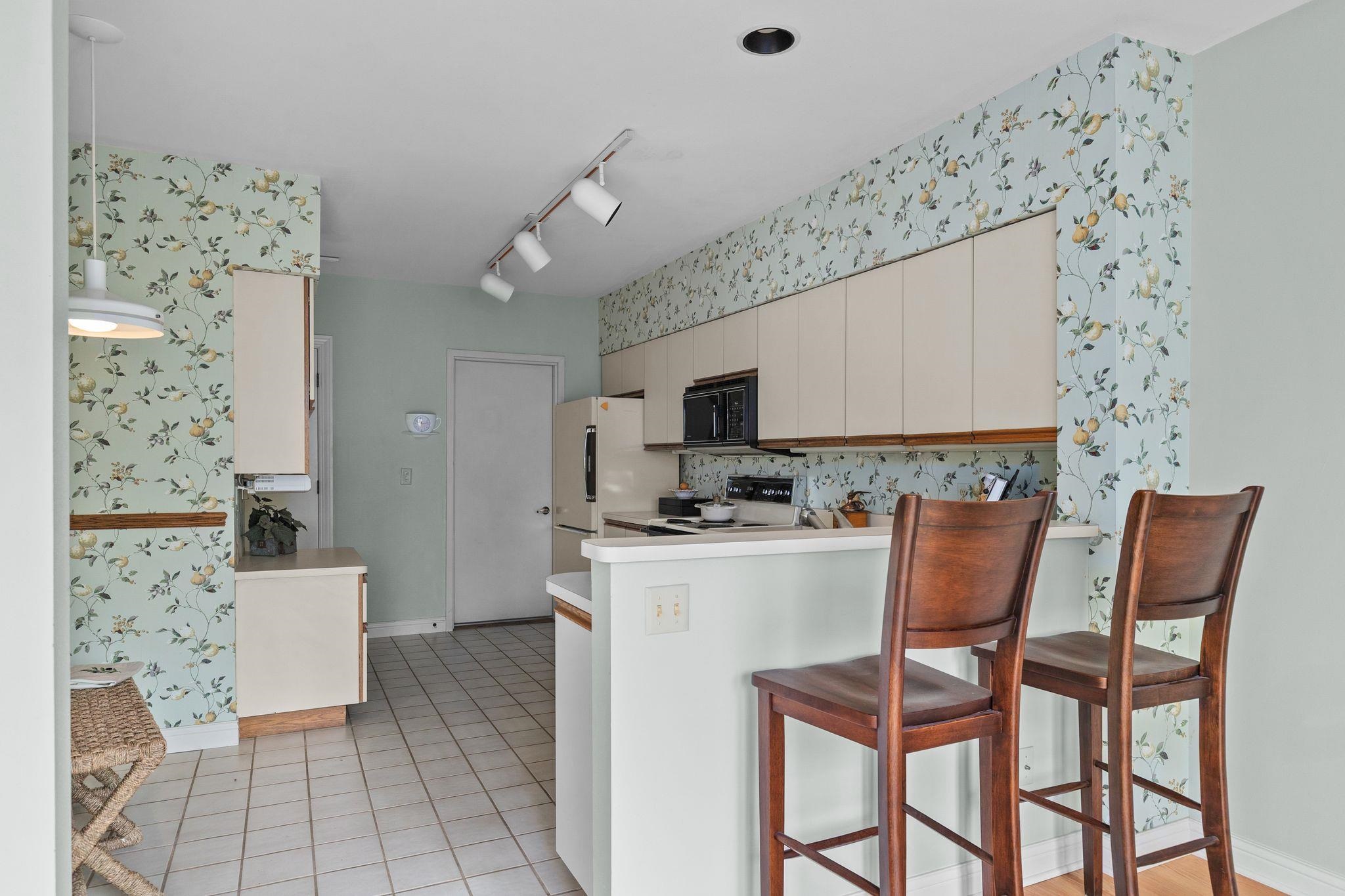 10 South Lawrence Court, Unit 10 Appleton, WI 54911 - Photo 5 of 33