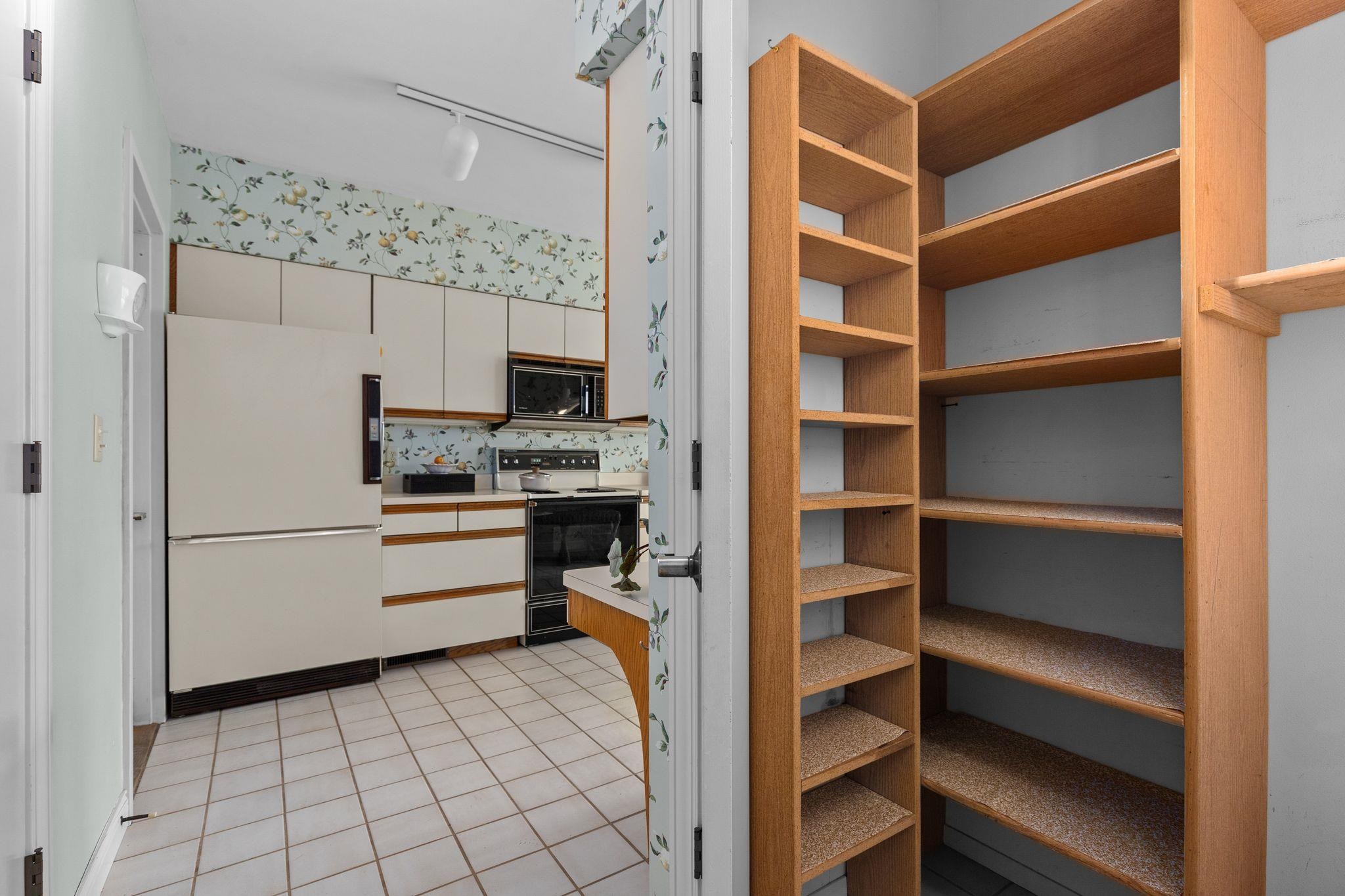 10 South Lawrence Court, Unit 10 Appleton, WI 54911 - Photo 6 of 33
