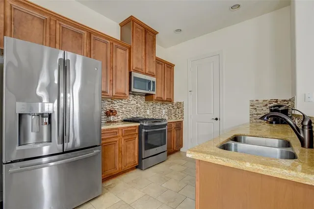 $3,200 | 28 West Oaks Drive, Houston, TX 77058