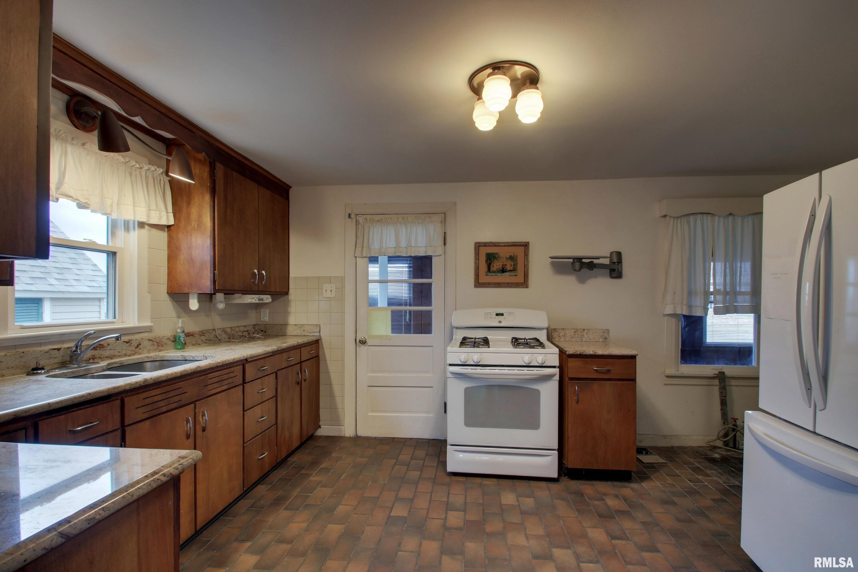 2102 Melview Road Quincy, IL 62305 - Photo 4 of 25 Gallery Image 4