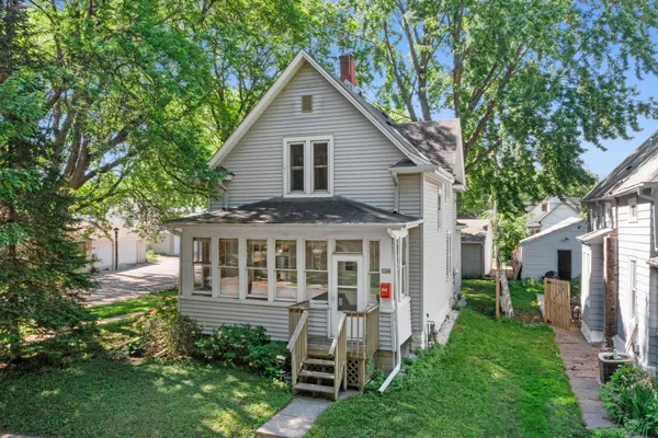 $325,000 | 922 Armstrong Avenue West, St. Paul, MN 55102