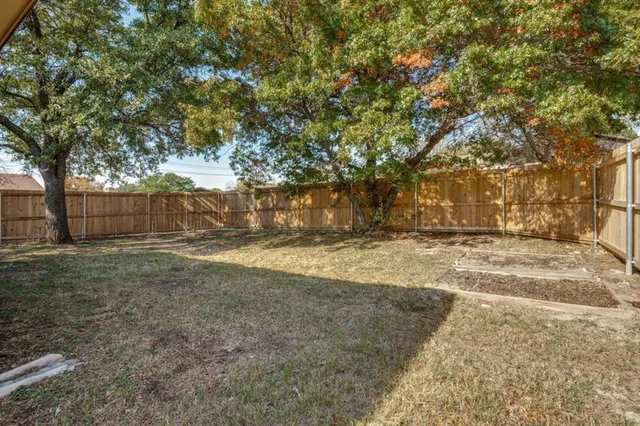 a view of yard with tree