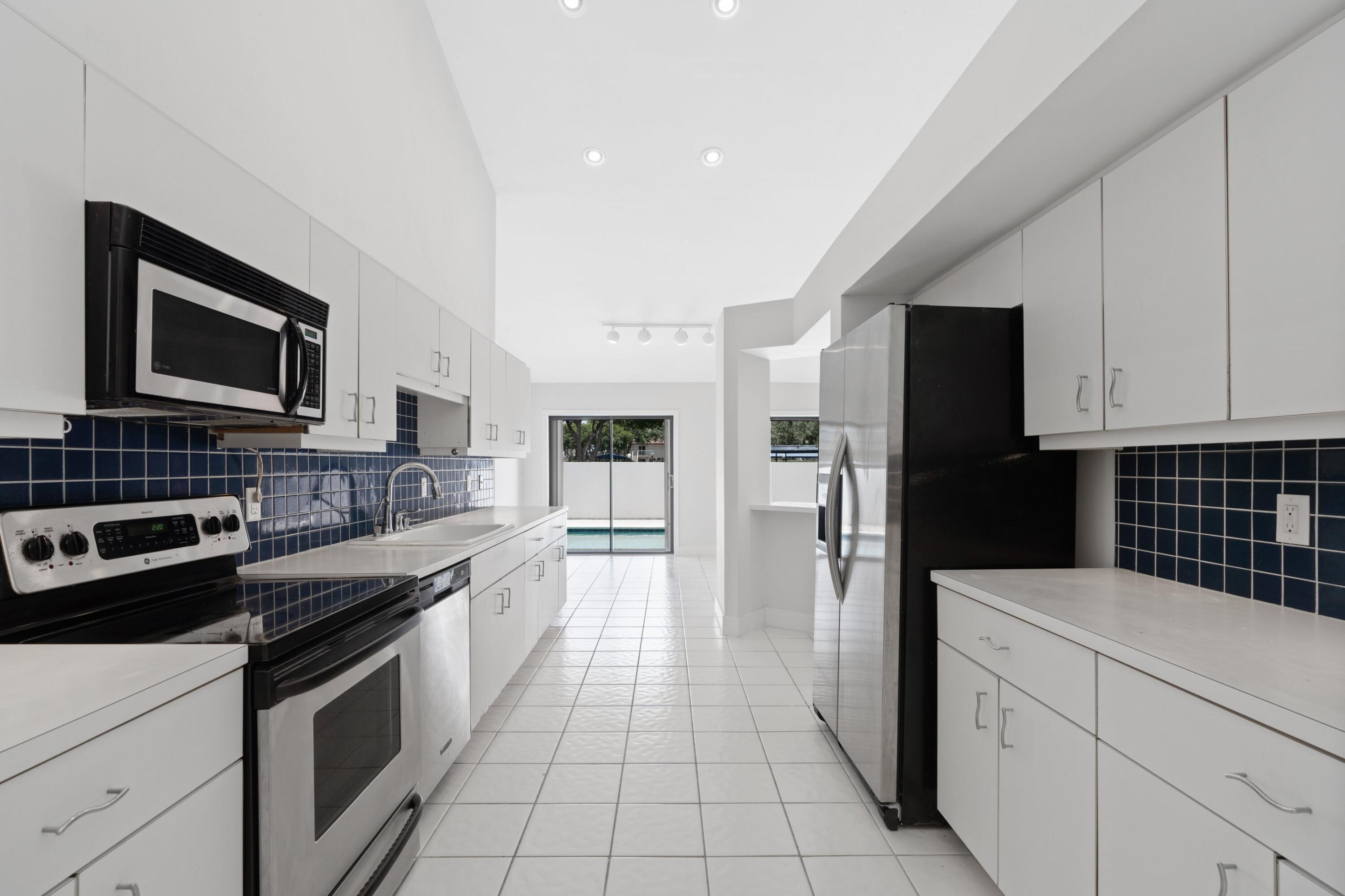 282 Northwest 69th Street Boca Raton, FL 33487 - Photo 5 of 25 Kitchen