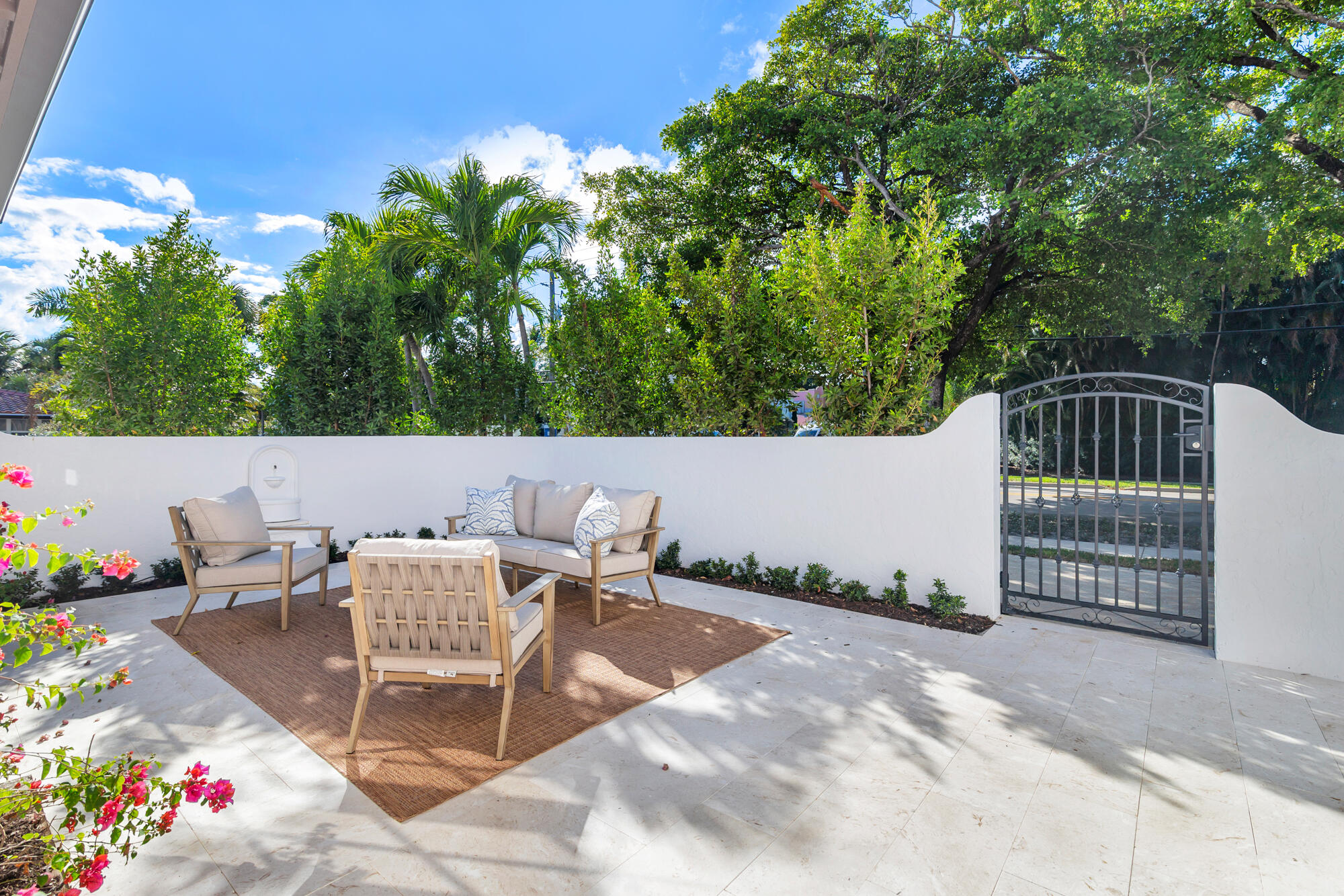 265 Marlborough Road West Palm Beach, FL 33405 - Photo 33 of 76 Library Courtyard