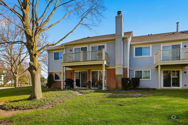 $299,900 | 1612 Warwick Court, Unit A2, Wheeling, IL 60090