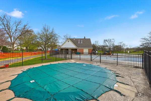 $299,900 | 1612 Warwick Court, Unit A2, Wheeling, IL 60090