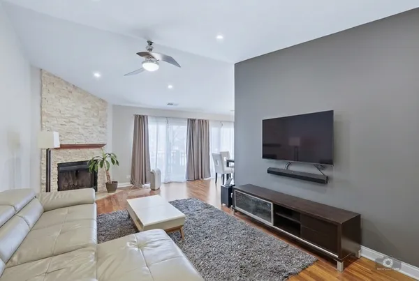 $299,900 | 1612 Warwick Court, Unit A2, Wheeling, IL 60090