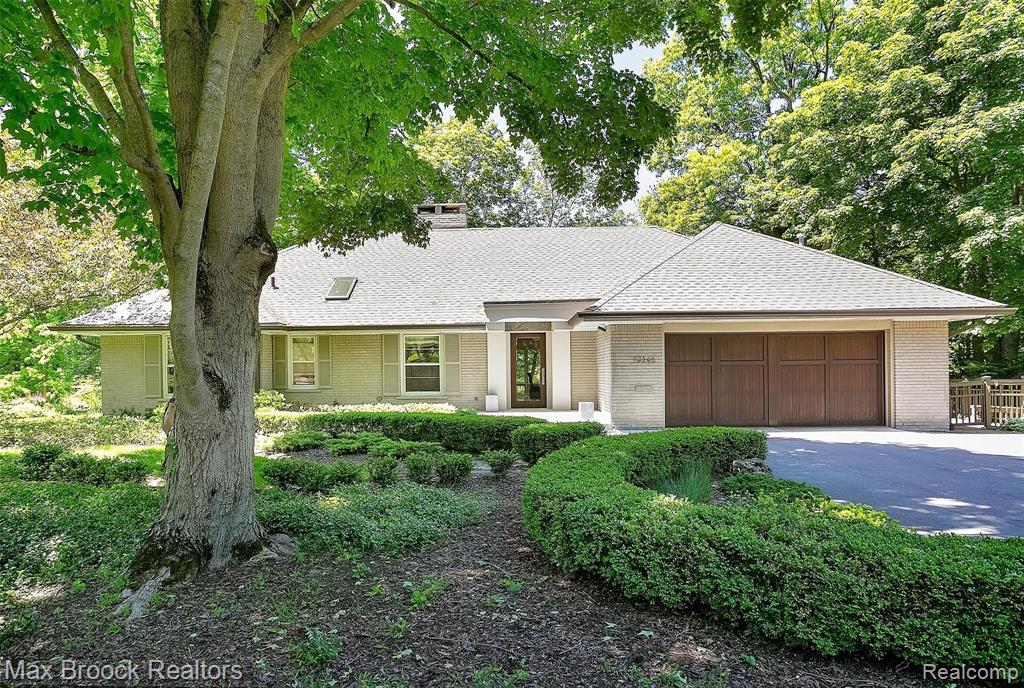 19248 Riverside Drive Beverly Hills, MI 48025 - Photo 1 of 54