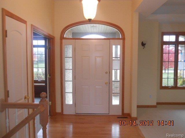 430 Golfview Way Monroe, MI 48162 - Photo 3 of 15 430 golfview Way entry.JPG