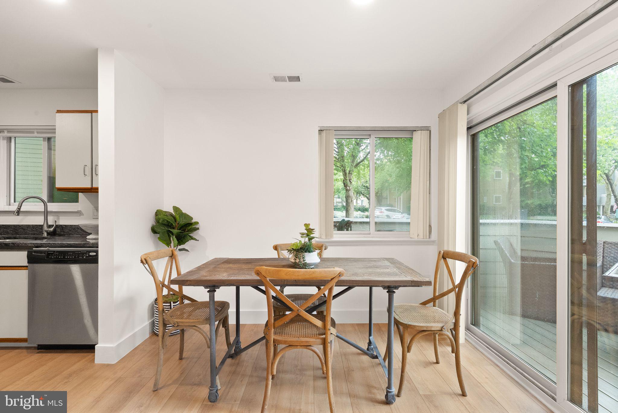 11025A Villaridge Court Reston, VA 20191 - Photo 9 of 38 Full size kitchen table space