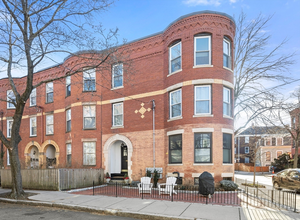 96 Brook Street, Unit 3 Brookline, MA 02445 - Photo 26 of 32 a front view of a building