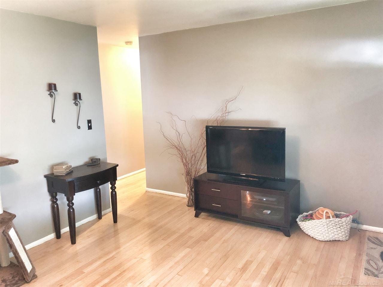 18548 Snow Road Fraser, MI 48026 - Photo 4 of 13