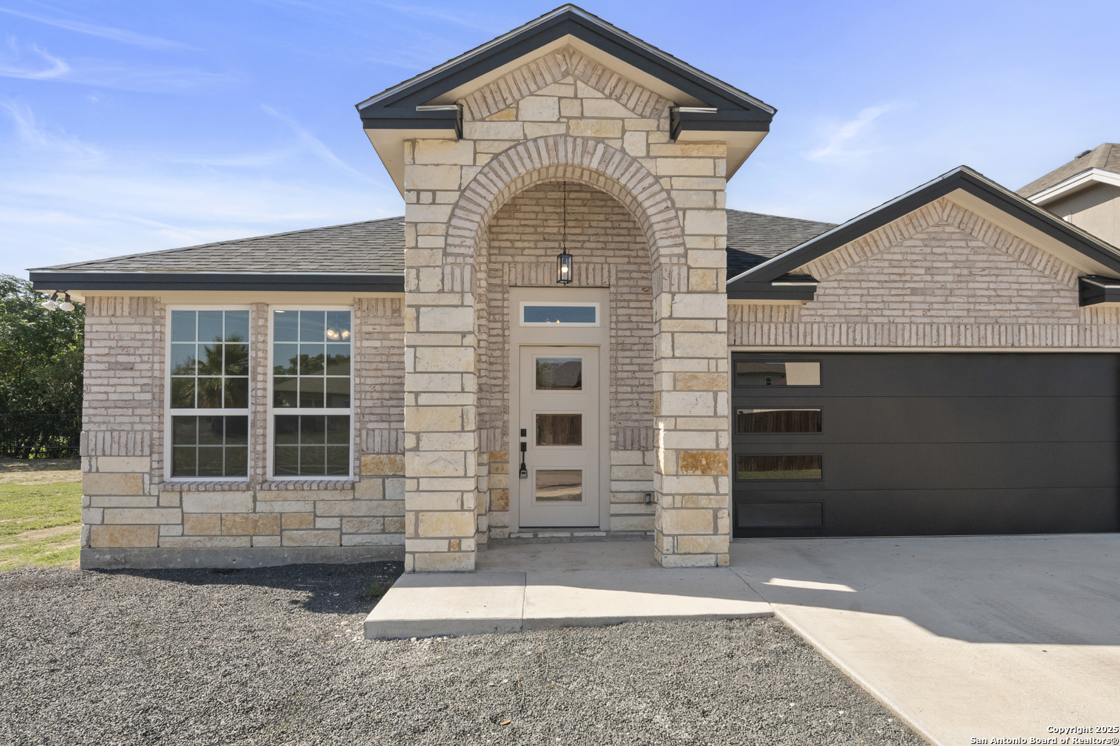 109 Sutton Place Uvalde, TX 78801 - Photo 2 of 29