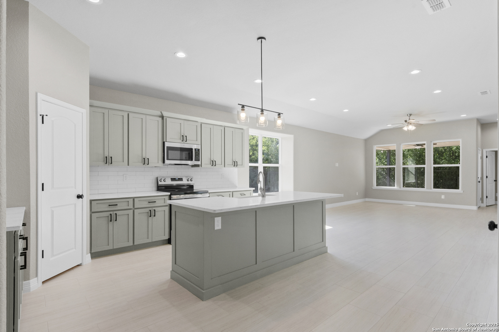 109 Sutton Place Uvalde, TX 78801 - Photo 4 of 29