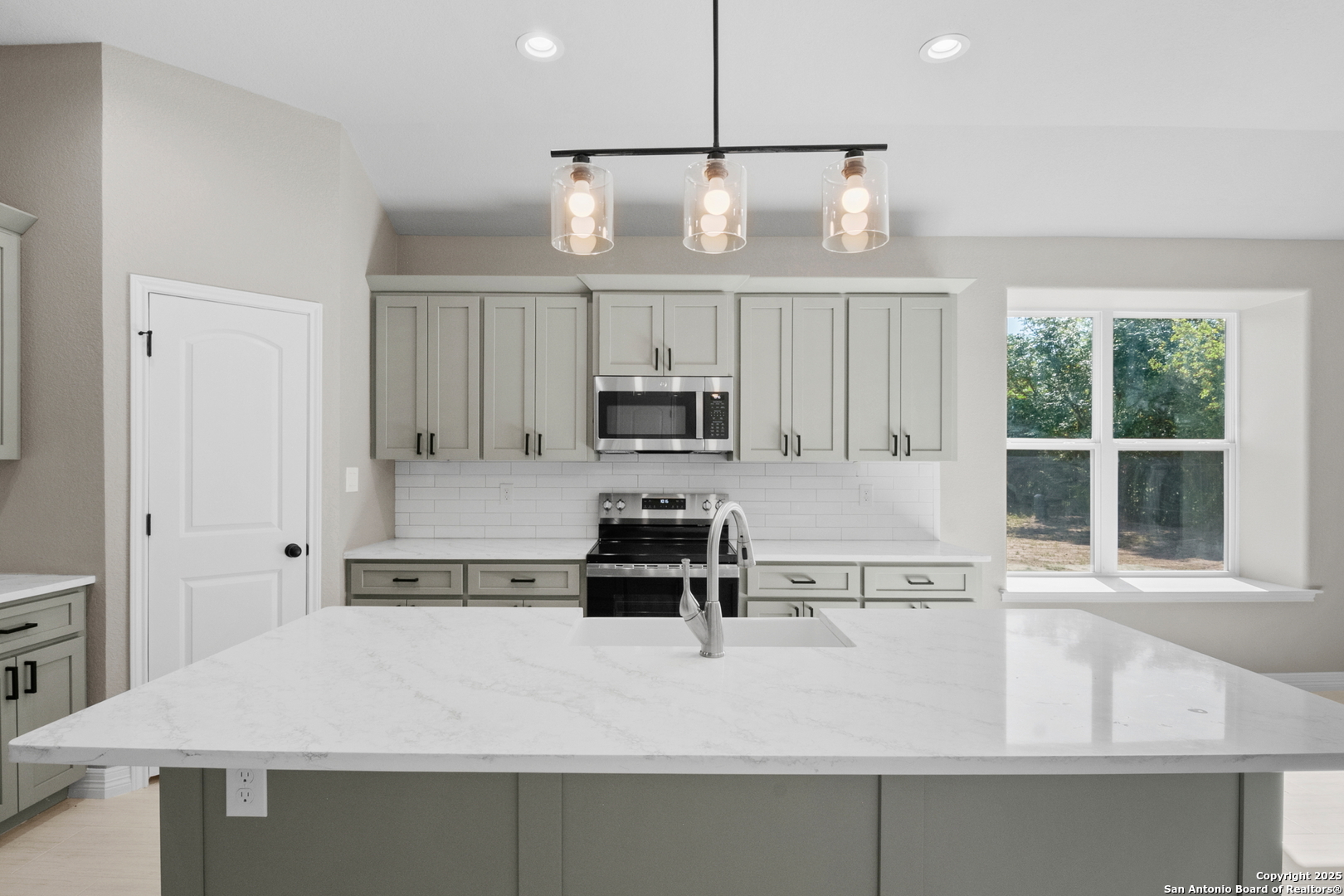 109 Sutton Place Uvalde, TX 78801 - Photo 5 of 29