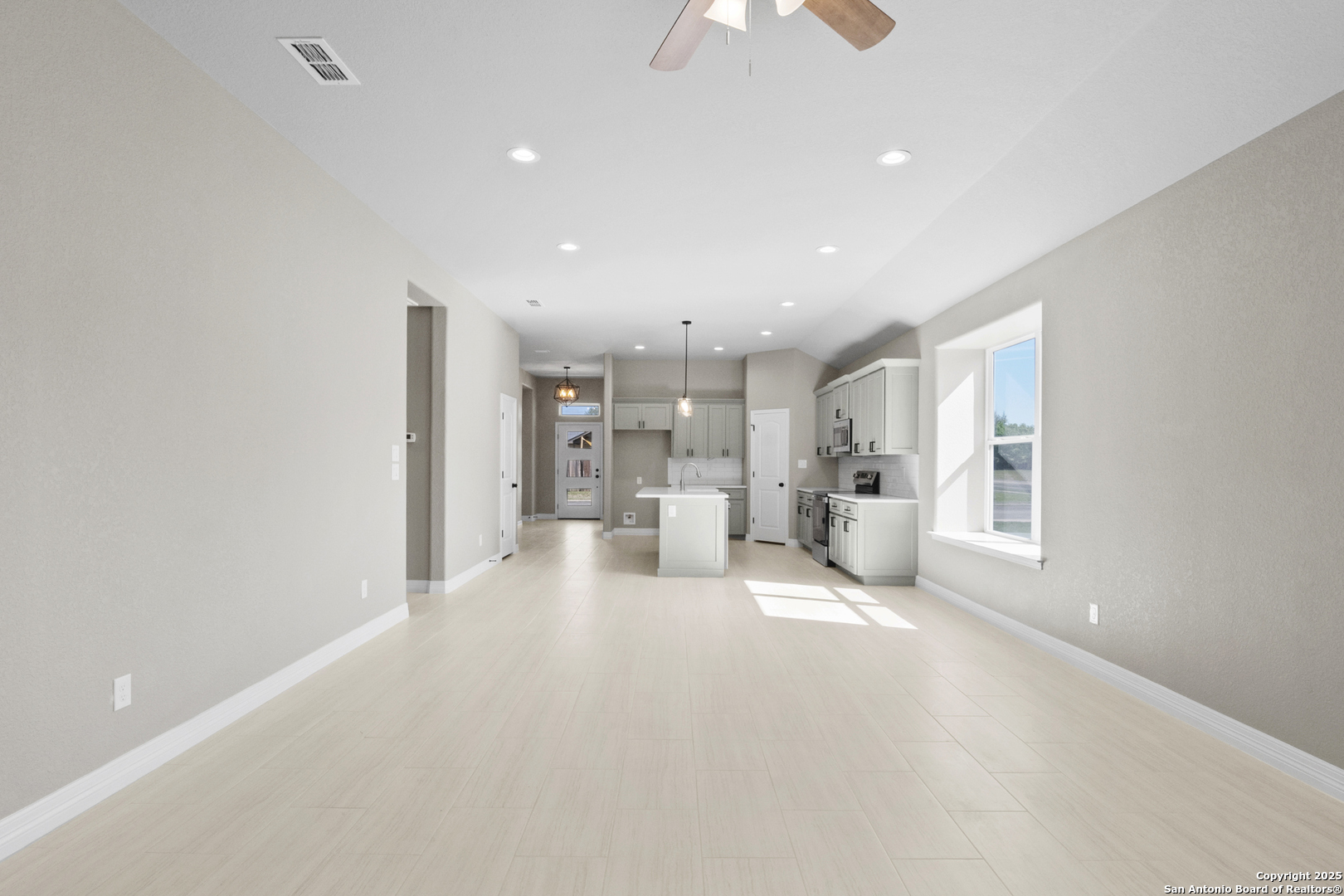 109 Sutton Place Uvalde, TX 78801 - Photo 8 of 29