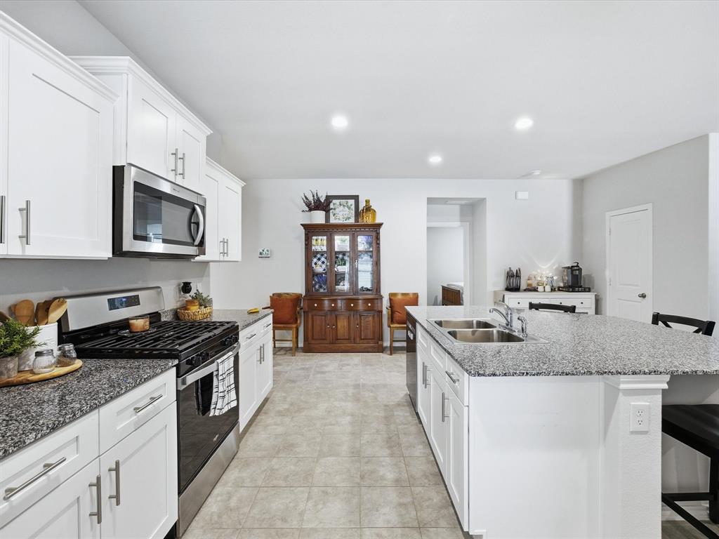 521 Bronze Circle East Springtown, TX 76082 - Photo 5 of 22 a kitchen with granite countertop a sink and cabinets