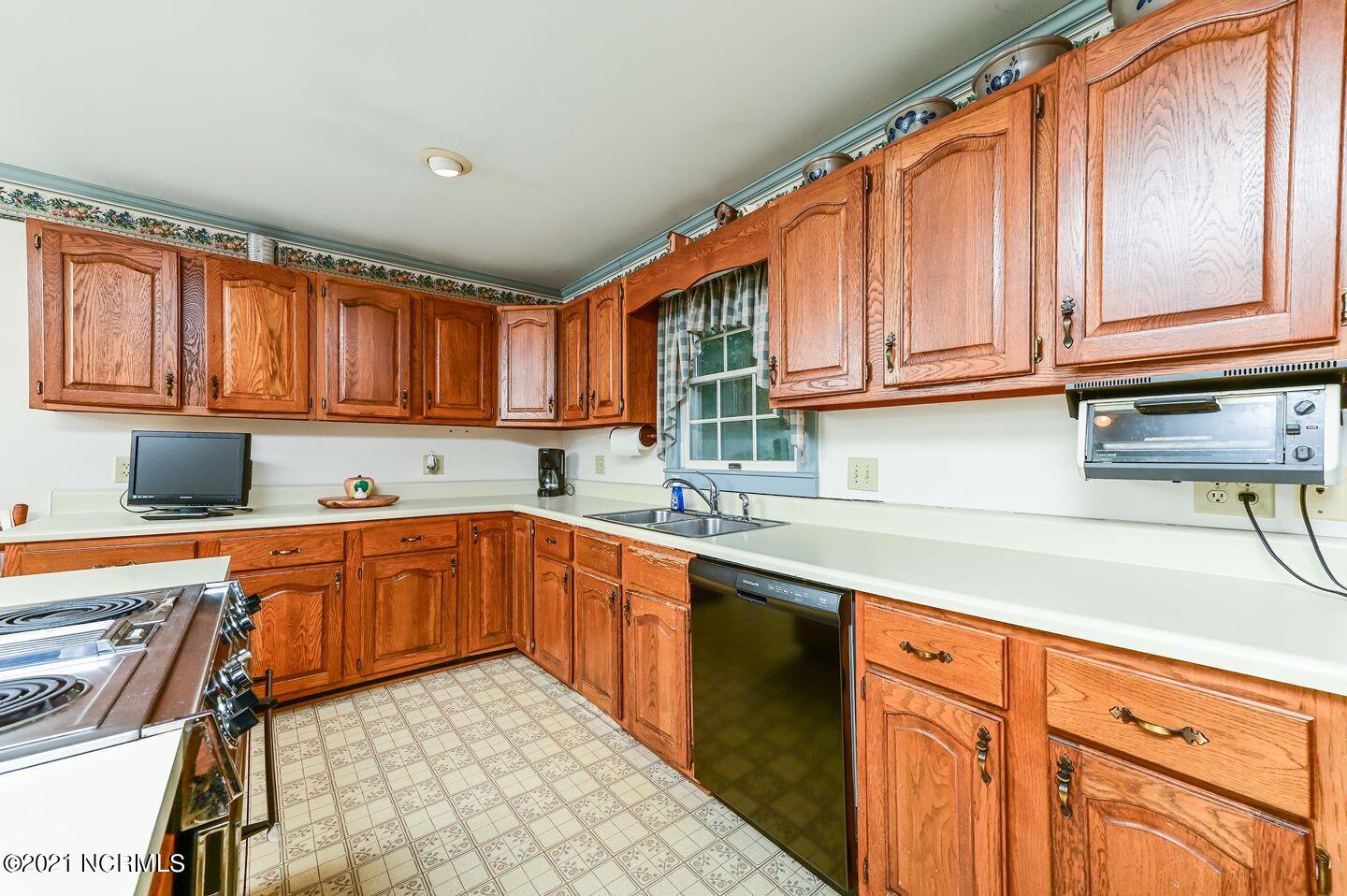 526 Forlines Road Winterville, NC 28590 - Photo 10 of 40 p-9