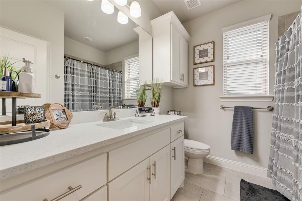 101 Oxford Court Weatherford, TX 76088 - Photo 23 of 35 Bathroom 2
