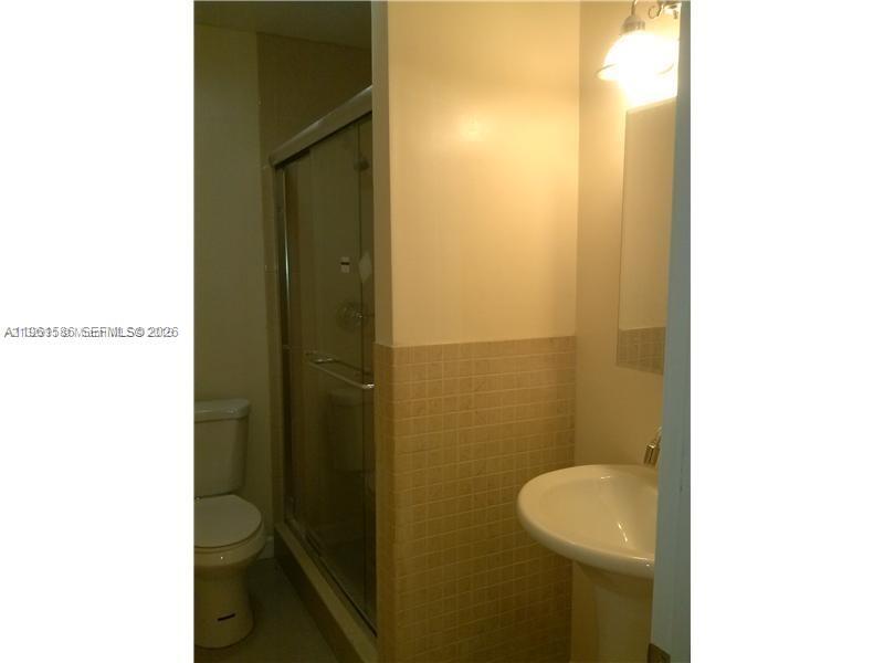 5614 Taylor Street, Unit B Hollywood, FL 33021 - Photo 10 of 10 guest bath
