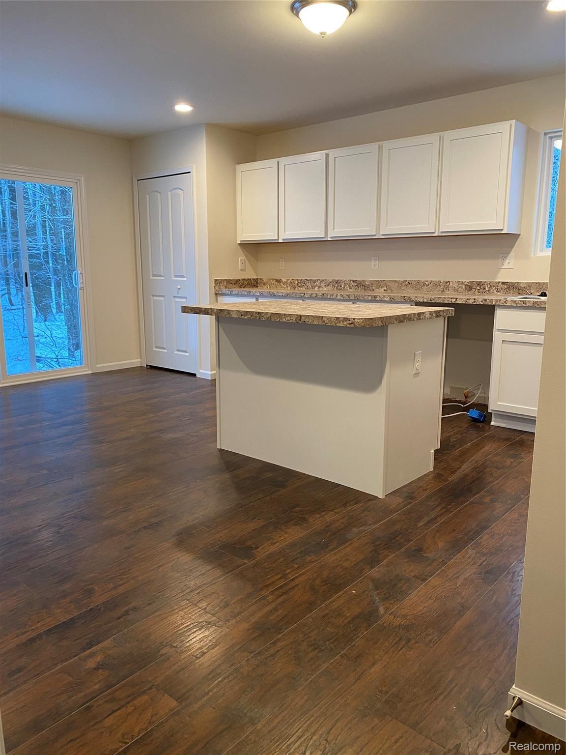 5372 Rural Terrace Waterford, MI 48329 - Photo 27 of 55 Kitchen white cabinets - Copy.JPG