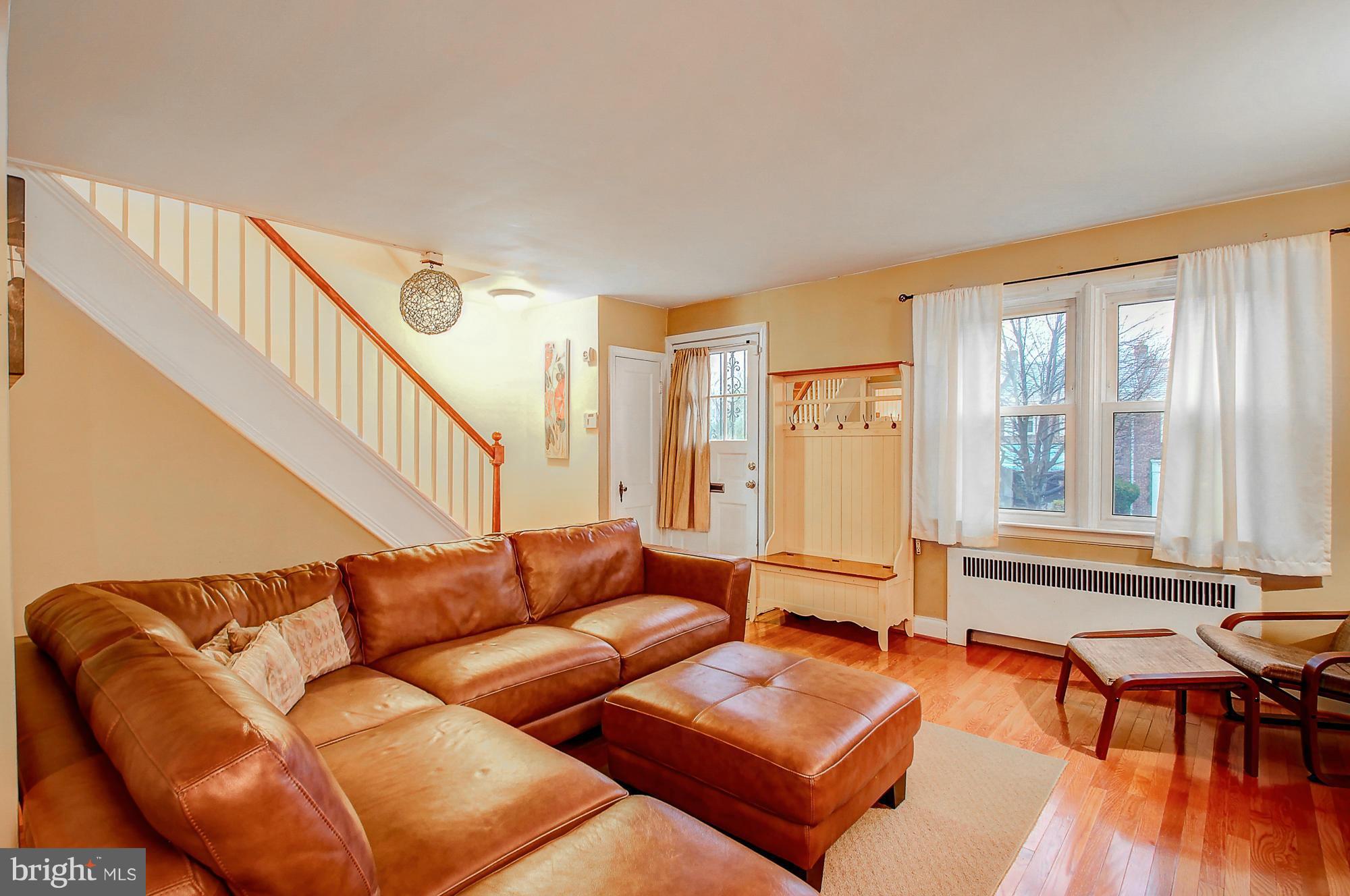 907 Andover Road Baltimore, MD 21218 - Photo 3 of 23 Living Room