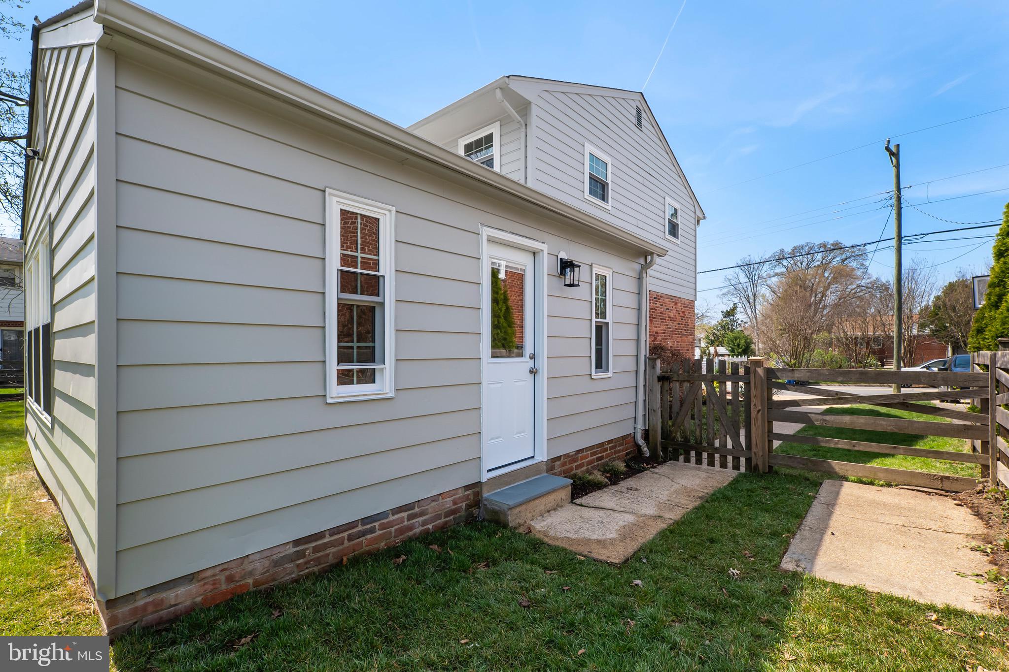 3003 Farm Road Alexandria, VA 22302 - Photo 20 of 49 a view of a back yard of the house