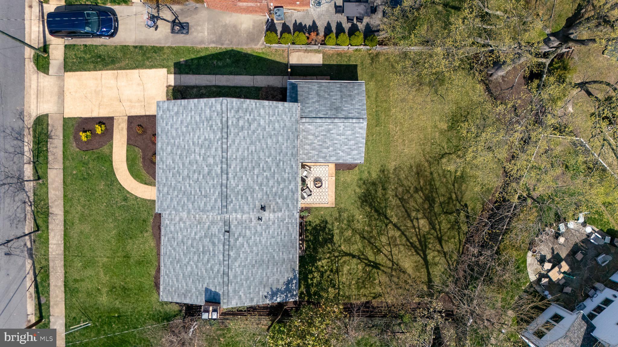 3003 Farm Road Alexandria, VA 22302 - Photo 39 of 49 an aerial view of a house with swimming pool and large trees