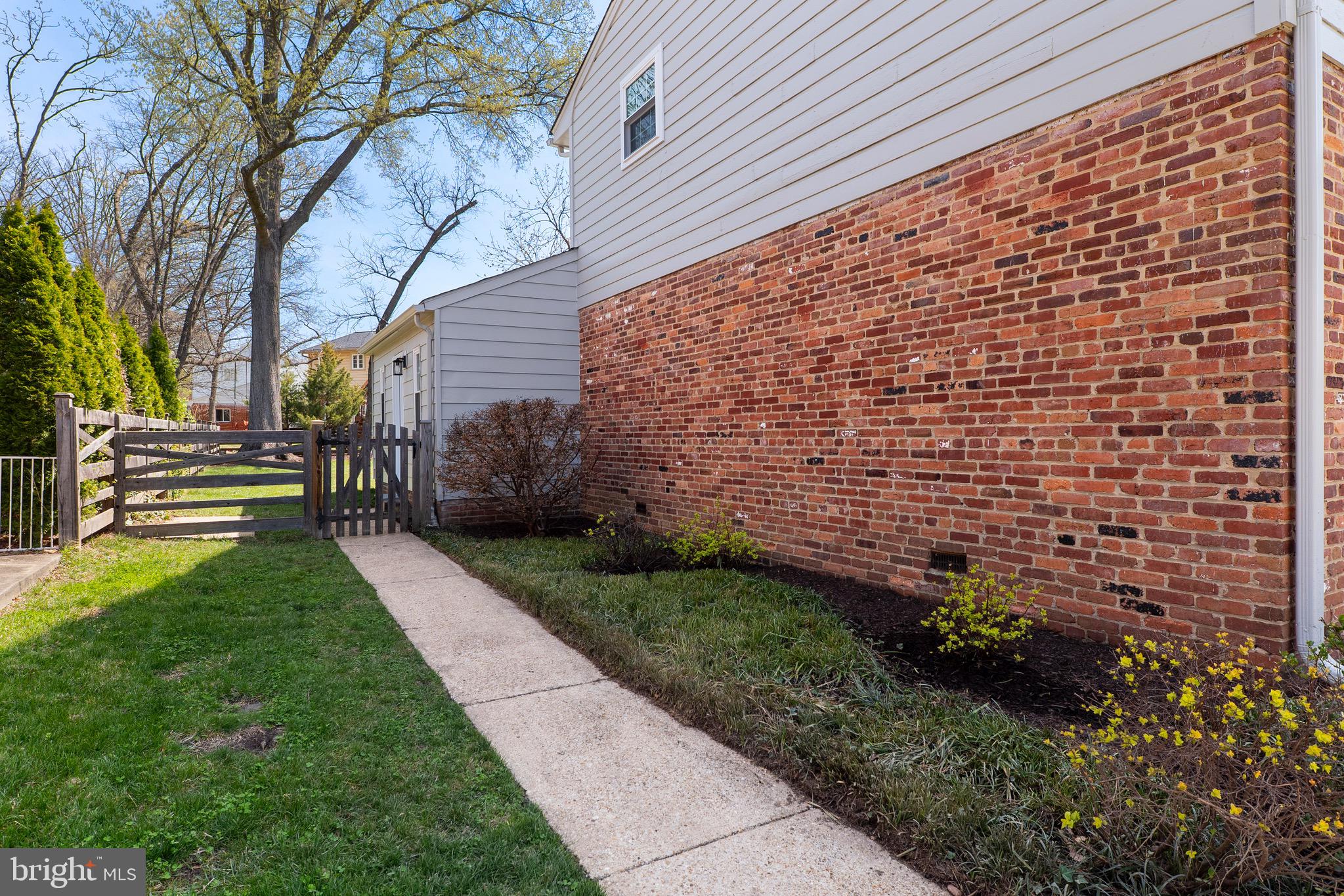 3003 Farm Road Alexandria, VA 22302 - Photo 45 of 49 a view of a back yard with green space