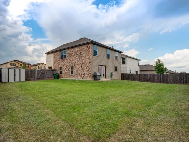 a view of a house with backyard