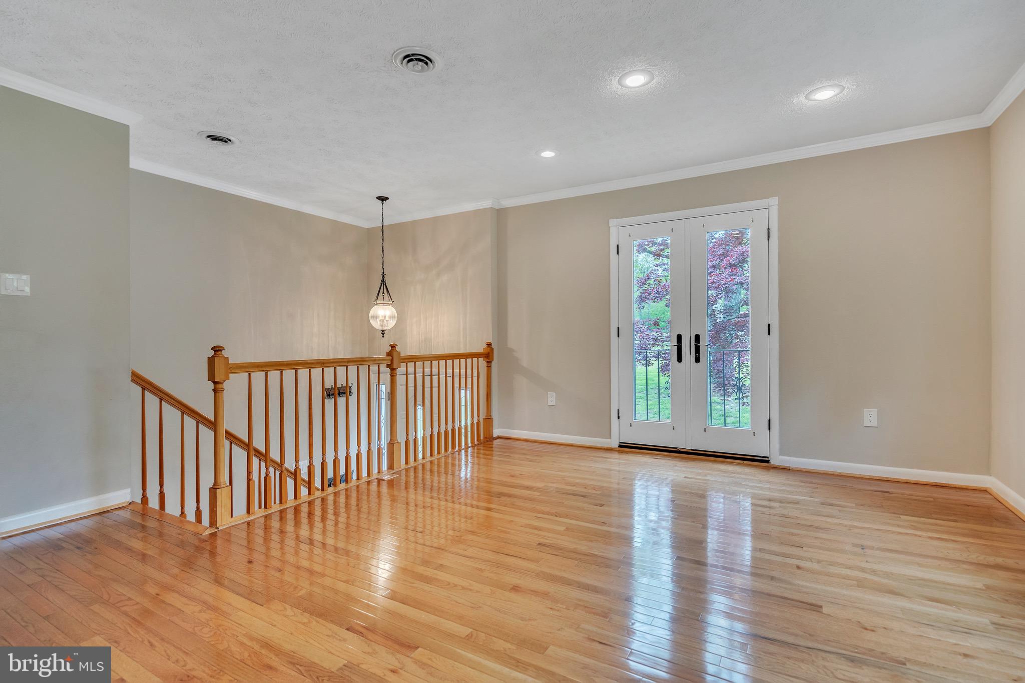 3130 Holland Cliffs Road Huntingtown, MD 20639 - Photo 5 of 33 Upper level Family Room w/ hardwood