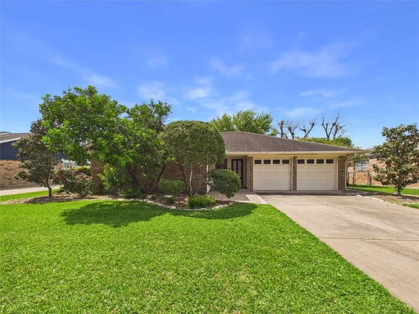 a view of an house with backyard and garden