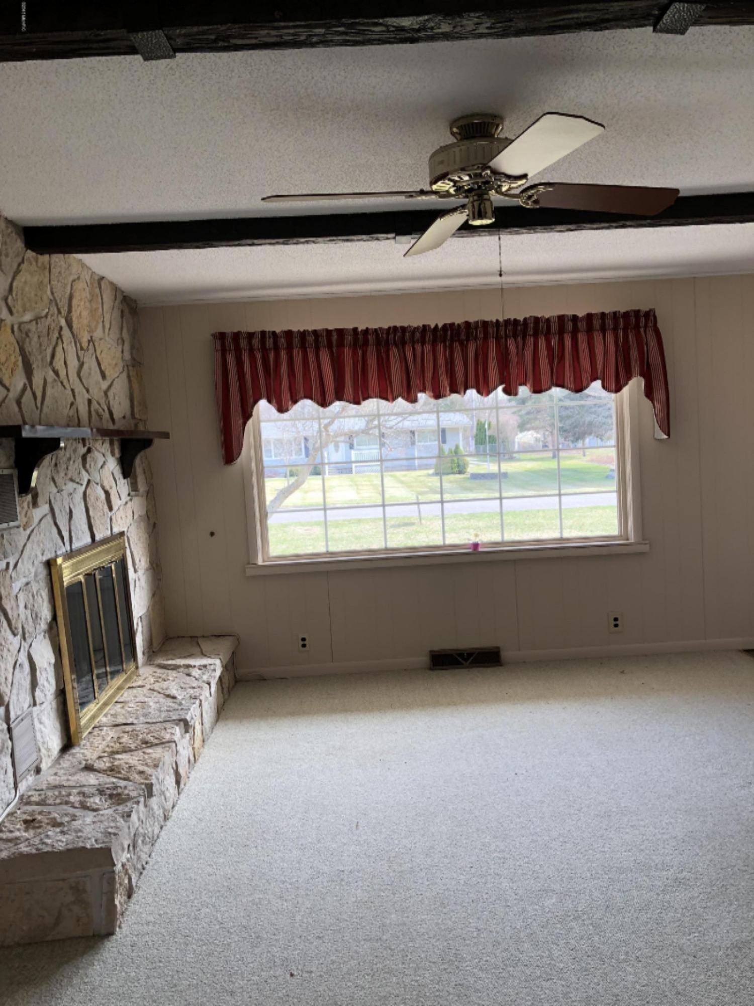 1412 Brown Road Manistee, MI 49660 - Photo 4 of 25 Living Room