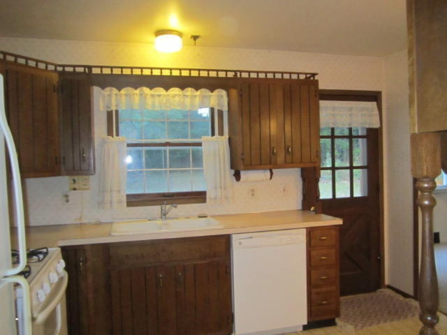 1412 Brown Road Manistee, MI 49660 - Photo 7 of 25 Kitchen