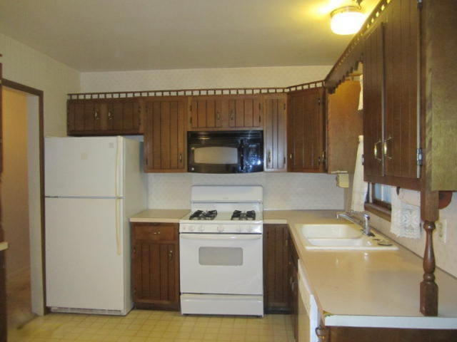 1412 Brown Road Manistee, MI 49660 - Photo 8 of 25 Kitchen