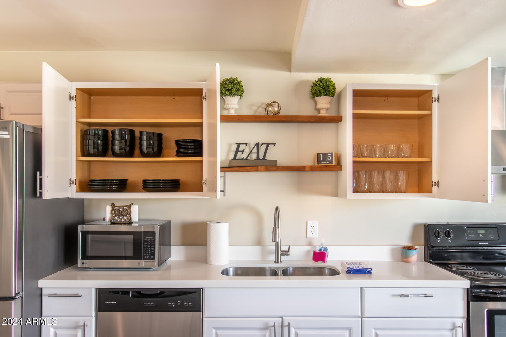 2254 West Charter Oak Road Phoenix, AZ 85029 - Photo 6 of 27 Phoenix airbnb