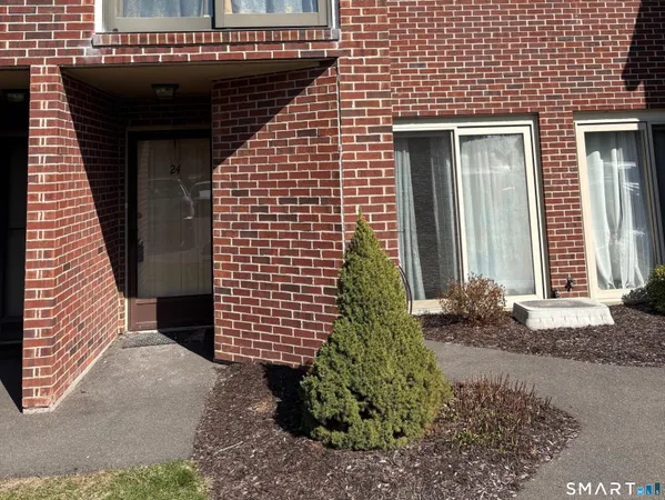 $1,695 | 295 Redstone Hill Road, Unit 24, Bristol, CT 06010