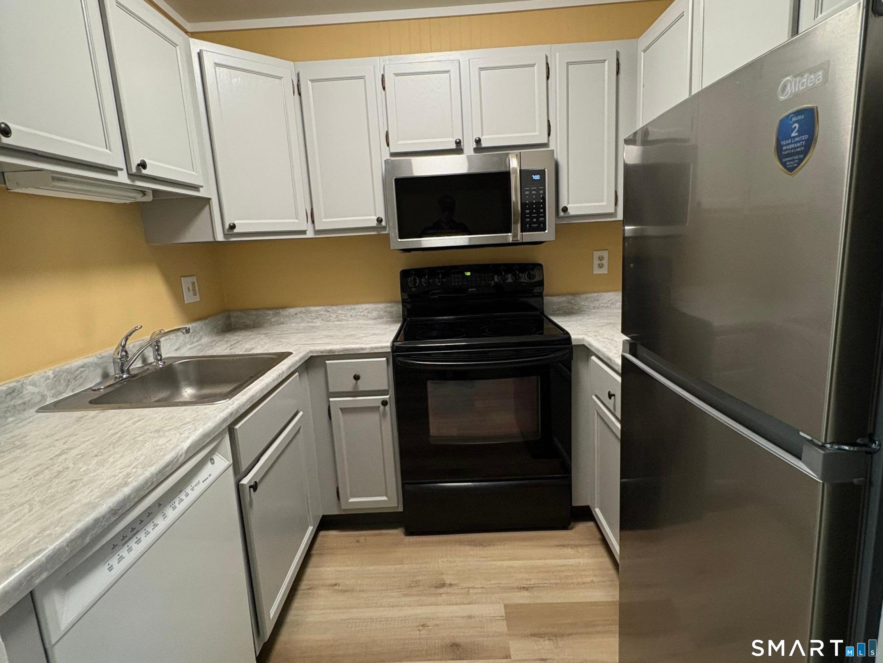 295 Redstone Hill Road, Unit 24 Bristol, CT 06010 - Photo 6 of 18 Kitchen