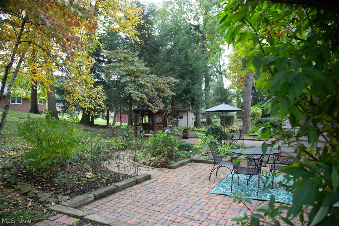 121 South Tamarack Road Akron, OH 44319 - Photo 4 of 35 Brick patio
