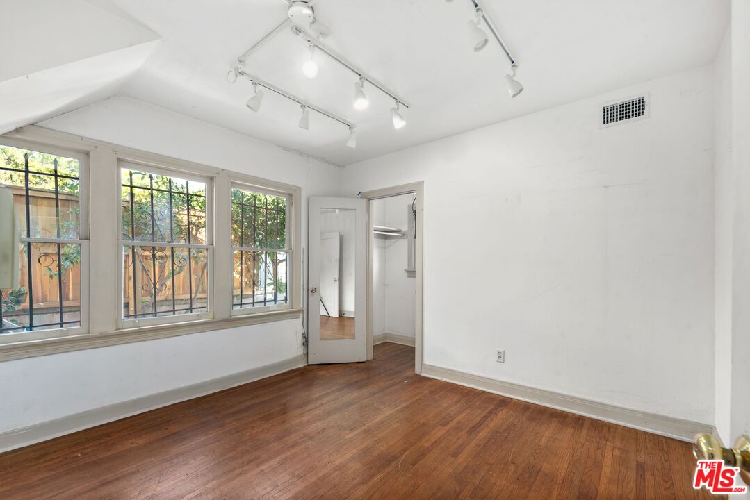 3680 Colonial Avenue Los Angeles, CA 90066 - Photo 11 of 13