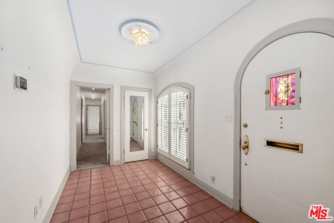 3680 Colonial Avenue Los Angeles, CA 90066 - Photo 3 of 13